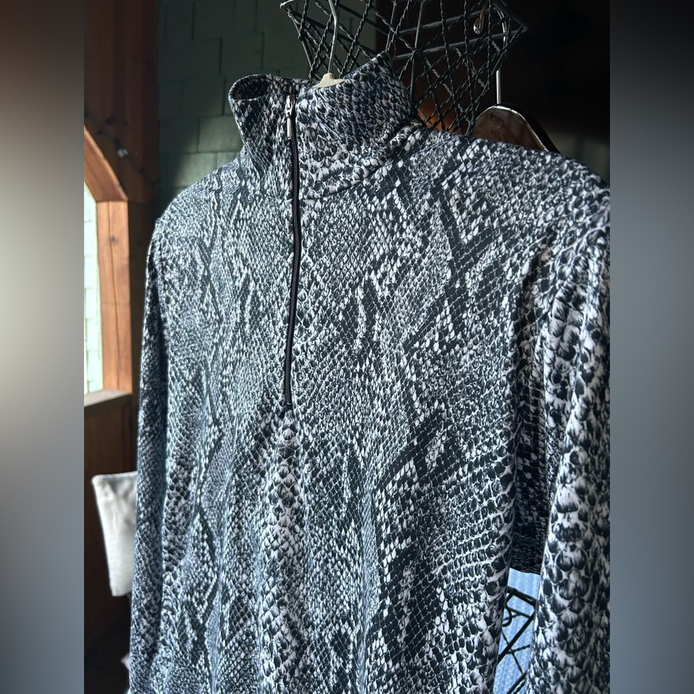 NILS Monochrome snakeskin Patterned base layer top with 1/4 zip. Size small. - Picture 6 of 8